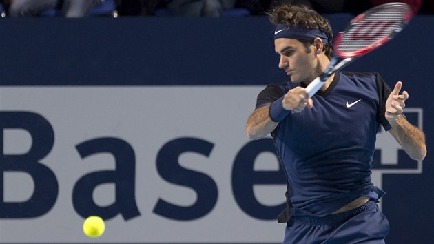 Roger Federer v duelu s Rafaelem Nadalem.