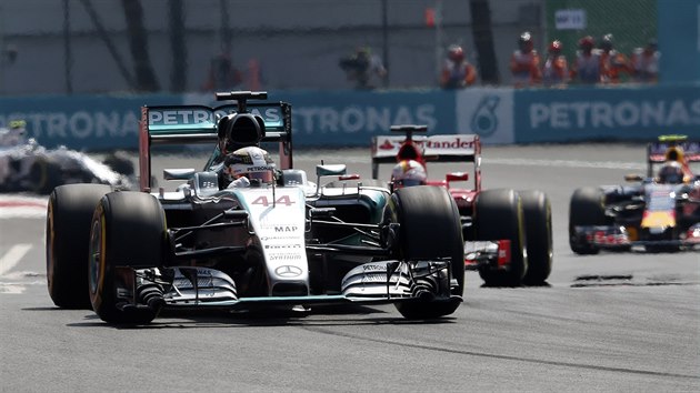 Lewis Hamilton ze stje Mercedes ve Velk cen Mexika formule 1.
