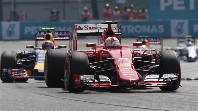 Sebastian Vettel ze stje Ferrari ve Velk cen Mexika formule 1.