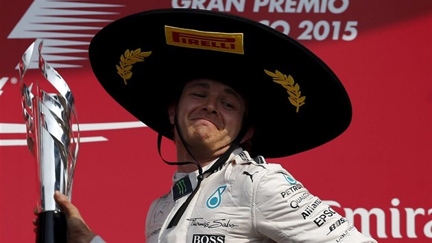 Nico Rosberg ze stje Mercedes s typickm sombrerem a pohrem pro vtze Velk ceny Mexika formule 1.