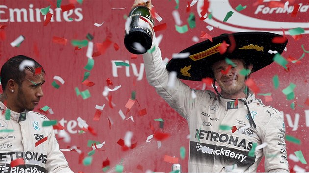 Nmeck pilot Nico Rosberg ze stje Mercedes se raduje z triumfu ve Velk cen Mexika formule 1. ampaskm ho zkrp tmov kolega a ji jistt mistr svta Lewis Hamilton.