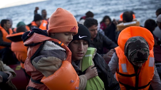 Mu nesouc dt pot, co oba vystoupili z gumovho lunu u severnho pobe ostrova Lesbos. (2. 11. 2015)