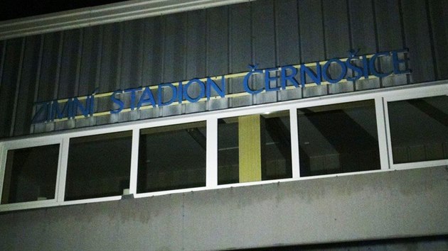 Hasiči na stadionu v Černošicích naměřili jen nízkou koncentraci oxidu uhelnatého, vzduch ale prověřovali až několik hodin po přiotrávení školáků. (5. listopadu 2015)