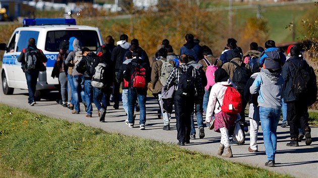Německá policie doprovází k registraci uprchlíky, kteří překročili rakousko-německou hranici (1. listopadu 2015).