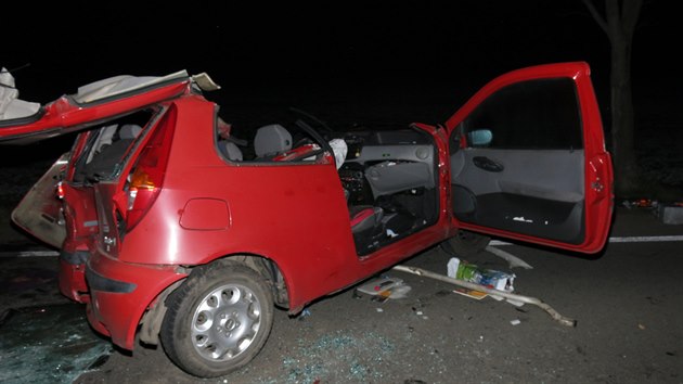 Řidič předjížděl na Prostějovsku kamion v zatáčce přes plnou čáru, po srážce s protijedoucí dodávkou na místě zemřel.