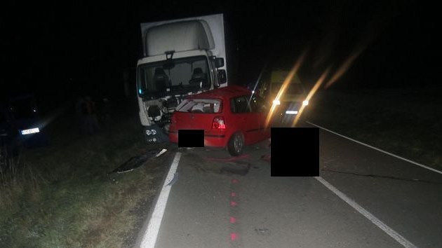 Řidič na Olomoucku přejel do protisměru, kde se srazil s protijedoucím nákladním autem. Na následky zranění na místě zemřel. V regionu šlo během osmi dnů už o pátou tragickou nehodu.