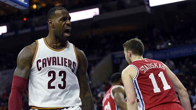 LeBron James z Clevelandu se raduje po úspné smei proti Philadelphii, s...