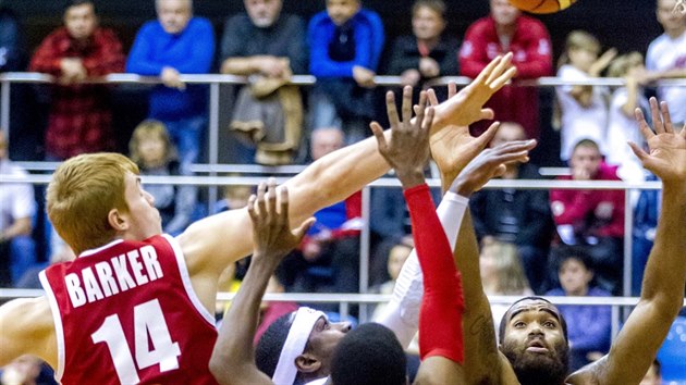 Svitavsk basketbalista Riley Barker se sna blokovat v duelu s Pardubicemi.