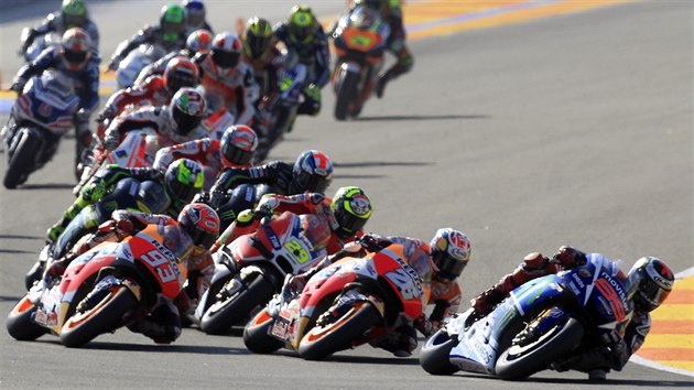 Jorge Lorenzo vede zvodn pole ve Velk cen Valencie MotoGP.