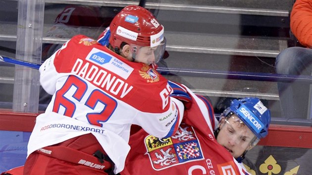 Ruský hokejista Jevgenij Dadonov (vlevo) sráží českého kapitána Vladimíra Sobotku.