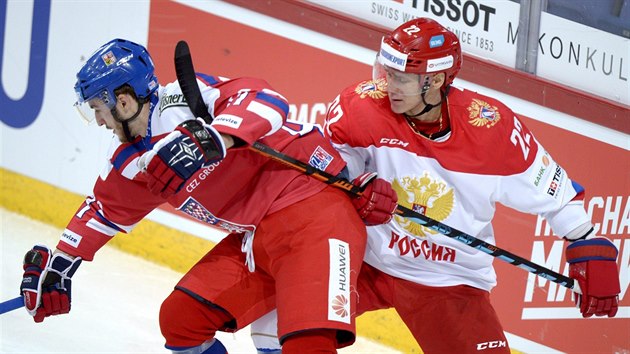 Ruský hokejista Nikita Zajcev (vpravo) atakuje , českého útočníka Tomáše Filippiho.