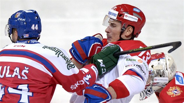 esk hokejista Milan Gula (vlevo) vysokou hol atakuje Maxima Chudinova z Ruska.
