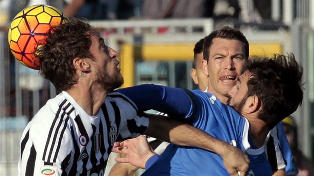 Claudio Marchisio (vlevo) z Juventusu a Riccardo Saponara z Empoli ve vyhrocenm souboji o m.