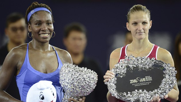Karolna Plkov (vpravo) ve finle na turnaji Elite Trophy neuspla, titul slav Venus Williamsov.