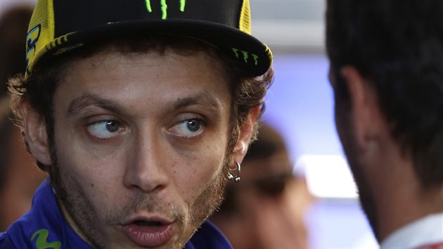 Valentino Rossi v boxech. V zvrenm zvod MotoGP ve Valencii piel o veden a o titul mistra svta.