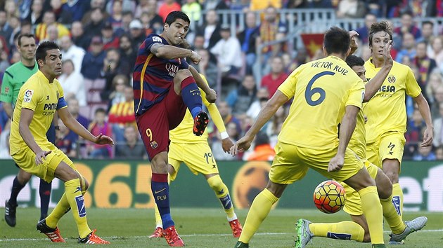 Luis Suarez z FC Barcelona p na branku lutho Villarrealu.