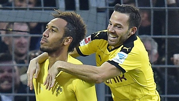 Pierre-Emerick Aubameyang (vlevo) z Dortmundu slav svj gl trikem z Batmanem.