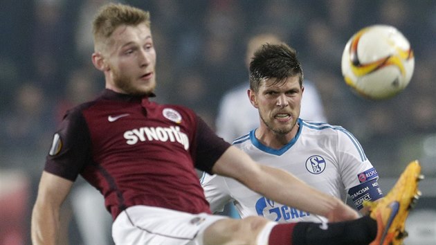 Sparansk stoper Jakub Brabec (vlevo) a Klaas-Jan Huntelaar ze Schalke bojuj o baln.