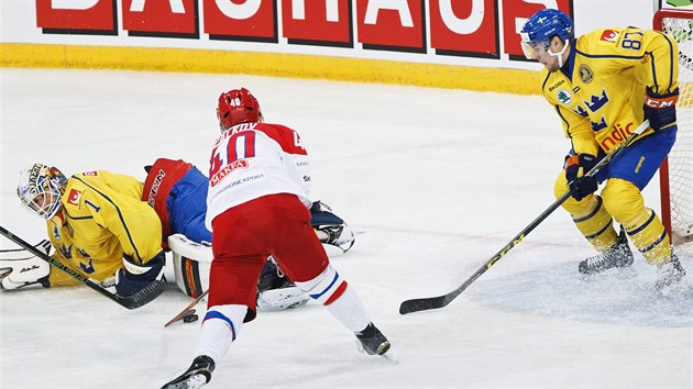 Rusk hokejista Daniil Apalkov (uprosted) skruje v utkn Karjala Cupu proti vdsku.