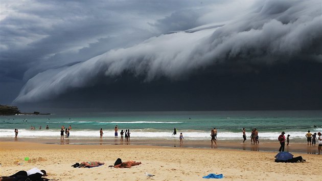 Na pláži Bondi v australském Sydney pozorovali lidé před několika dny výjimečný přírodní úkaz zvaný šelfový mrak.