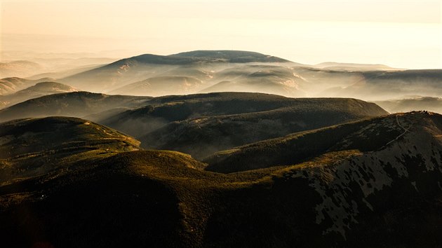 David Lnek se vydal pes Krkonoe a Snku u poosm bhem deseti let. Inverze nabdla pkn vhledy na Jizersk hory i polskou st Krkono (3. 11. 2015).