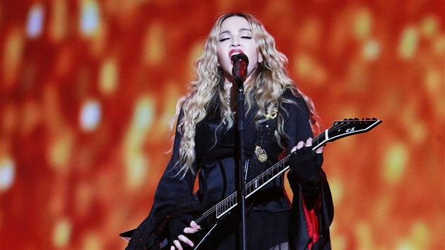 Madonna se několikrát sama doprovázela na kytaru i na ukulele. (O2 arena, Praha, 7. listopadu 2015)