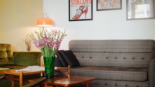 Obývací pokoj je vyzdoben starými filmovými plakáty. Film je kromě designu druhým tématem, který se bytem silně prolíná.