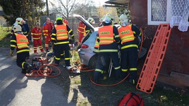 Po nrazu do domu v obci Sedlnice, zstali v aut dva zaklnn mui.