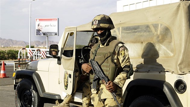 Egyptský voják střeží vchod do letiště Šarm aš-Šajchu (7. 11. 2015).