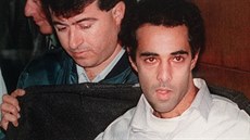 Vrah Jicchaka Rabina Jigal Amir přichází k soudu. Archivní snímek z roku 1995.