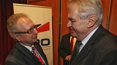 Senátor Jan Veleba vítá prezidenta Miloe Zemana na sjezdu SPO (7. listopadu...