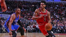 Úto�nou akci Derricka Rose z Chicaga sleduje Russell Westbrook  z Oklahoma City.
