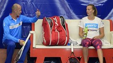 Petra Kvitová (vpravo) a kapitán týmu Petr Pála na tréninku.