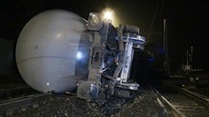 V Dísech u Prahy vykolejily v nedli veer tyi vozy nákladního vlaku...