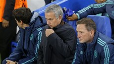 José Mourinho na lavice Chelsea bhem zápasu proti Dynamu Kyjev.
