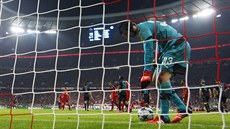 Petr Čech loví míč ze sítě v zápase Arsenalu na hřišti Bayernu Mnichov. Už...