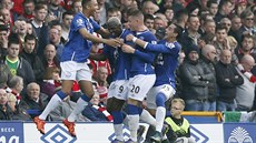 Fotbalisté Evertonu slaví druhý gól do sítě Sunderlandu, který vstřelil hráč s...