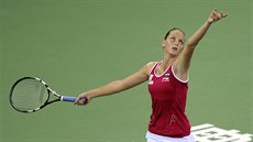 Karolína Plíková servíruje v semifinálovém zápase Elite Trophy proti Ukrajince...