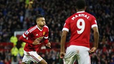 MLADÉ HV�ZDY. Jesse Lingard a Anthony Martial z Manchesteru United se radují z...