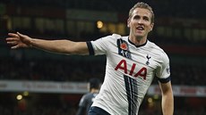 Harry Kane se raduje z p�esného zásahu do sít� Petra �echa, kterým poslal...