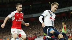 Mathieu Debuchy z Arsenalu stíhá záloníka Tottenhamu Christiana Eriksena bhem...