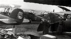 Jeden z Letov -328, se kterým uletla skupina eskoslovenských válených pilot, vyfotografovaný na polském letiti. Dalí stroj stejného typu - a ze stejné dezertérské akce - je ásten vidt vlevo.