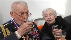 S gratulací se p�idala také Vlasta �i�ková, vdova po vále�ném veteránovi RAF...