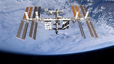 Mezinárodní kosmická stanice na fotografii poízené lenem posádky raketoplánu...