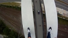 Vyznava parkouru leze na mostní oblouk u ostravského nákupního centra Nová...