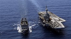 Francouzská letadlová lo� Charles de Gaulle se zásobovacím plavidlem La Meuse