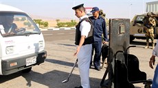 Egyptská policie kontroluje auta pijídjící na letit v arm a-ajchu. (7....