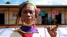 Barmánci v nedli volili ve volbách do parlamentu. (8. listopadu 2015)