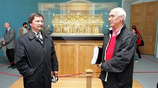 Danny Douglas (ervený svetr) a kriminalista Frantiek Maryka relikviá ped...