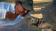 Reisér filmu Aldabra Steve Lichtag s jedním z hlavních protagonist, divokým...